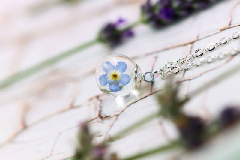 Kette "Vergissmeinnicht" Kugel Anhänger Harz Silber Kette "Vergissmeinnicht" Kugel Anhänger Harz Silber von Gedankenwunder