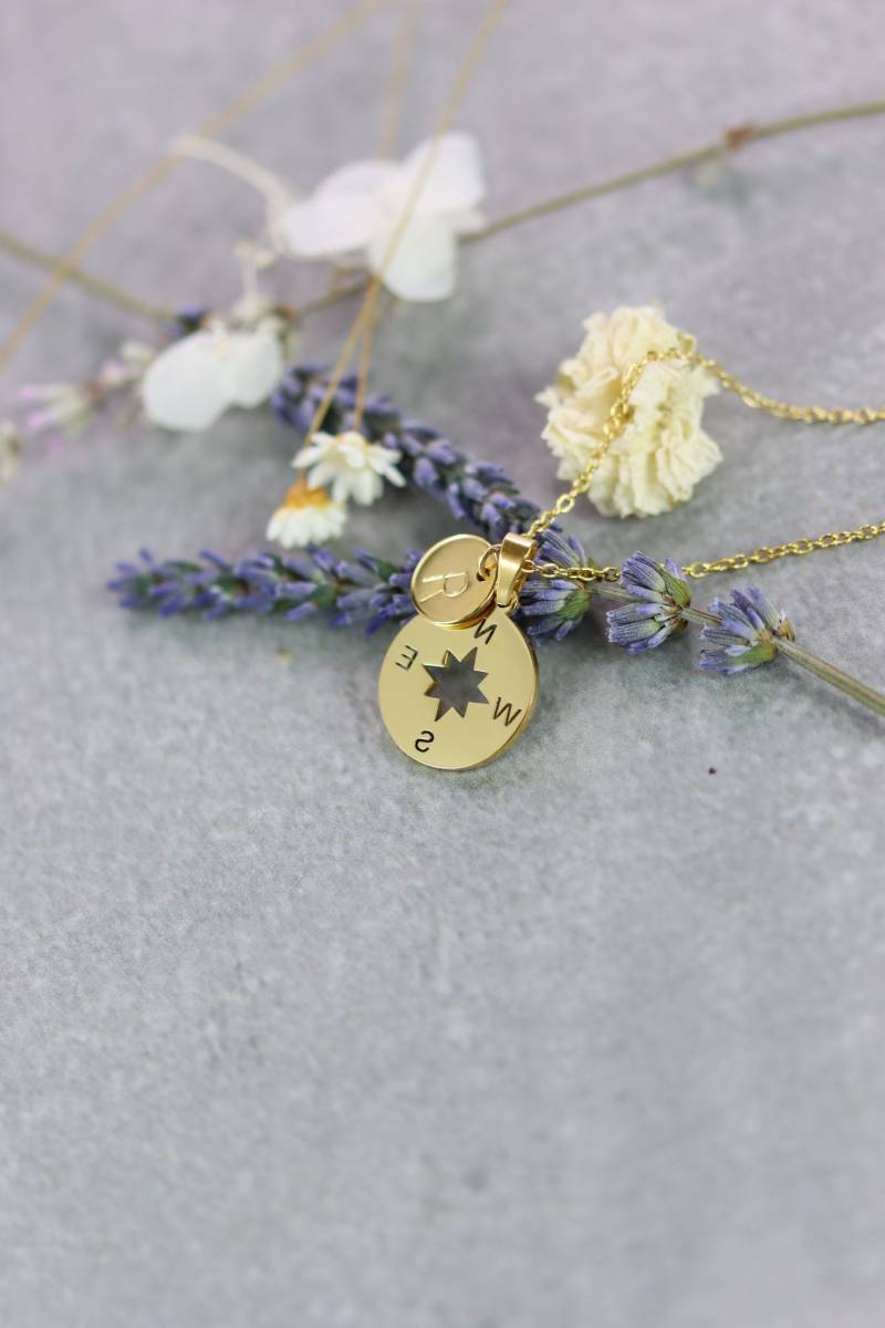 Kompass "Wegweiser" Halskette in Gold Personalisiert Name Buchstabe Kompass "Wegweiser" Halskette in Gold Personalisiert Name Buchstabe von Gedankenwunder