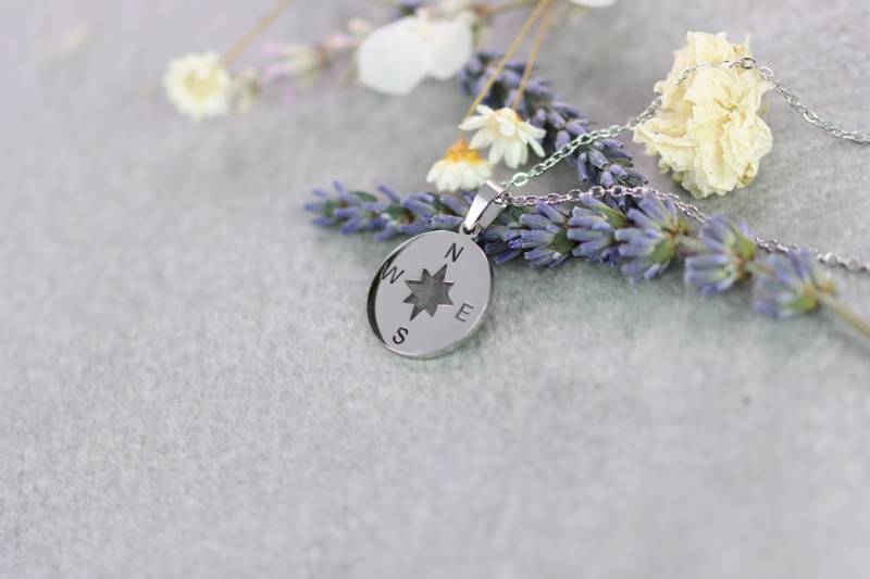 Kompass "Wegweiser" Halskette in Silber von Gedankenwunder