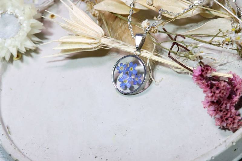 Zeitloser Vergissmeinnicht Anhänger in Gießharz von Gedankenwunder