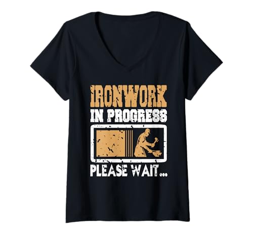 Damen Eisenarbeit im Gange Lustiger Schmiede Humor T-Shirt mit V-Ausschnitt von Geduldige Arbeiter mit Schmiedefeuer