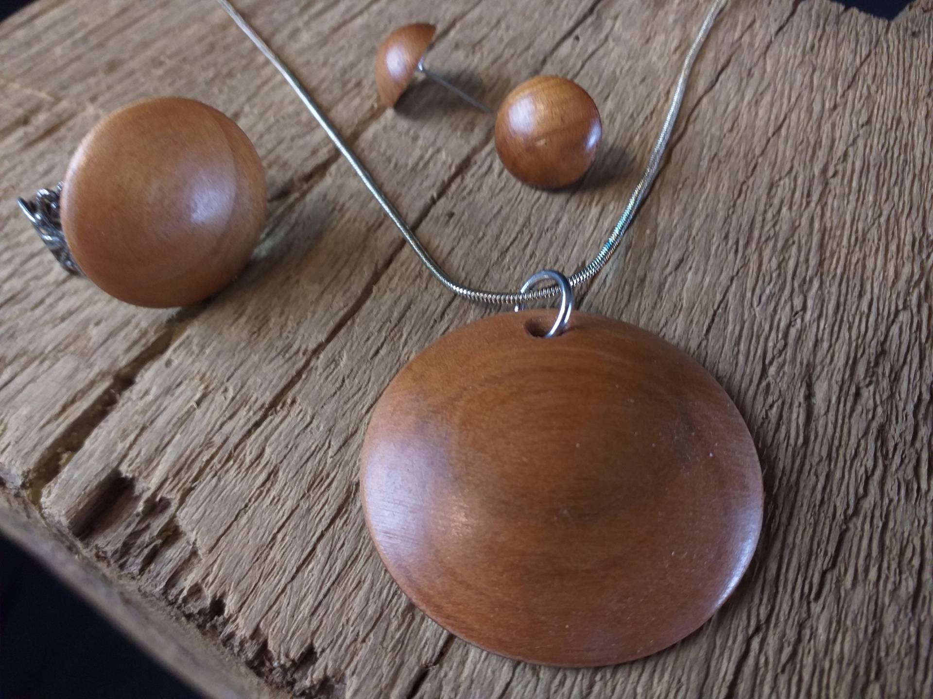 Schmuck Aus Apfelholz | Holzschmuck Set Handgefertigter Holzanhänger Halskette Nachhaltiger Natur Ohrringe Schmuck Aus Apfelholz | Holzschmuck Set Handgefertigter Holzanhänger Halskette Nachhaltiger Natur Ohrringe von Geduldspielmann