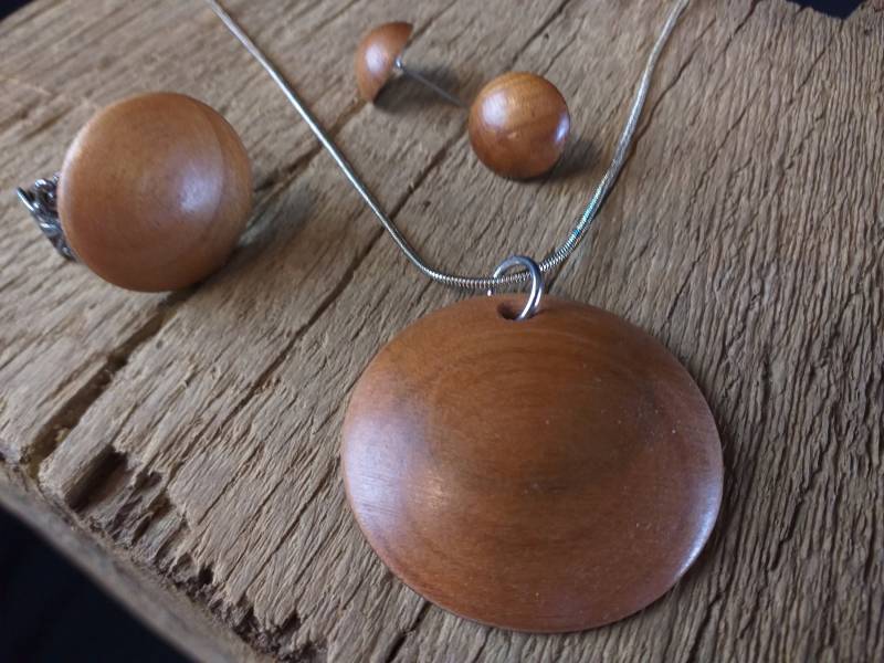 Schmuck Aus Apfelholz | Holzschmuck Set Handgefertigter Holzanhänger Halskette Nachhaltiger Natur Ohrringe Schmuck Aus Apfelholz | Holzschmuck Set Handgefertigter Holzanhänger Halskette Nachhaltiger Natur Ohrringe von Geduldspielmann