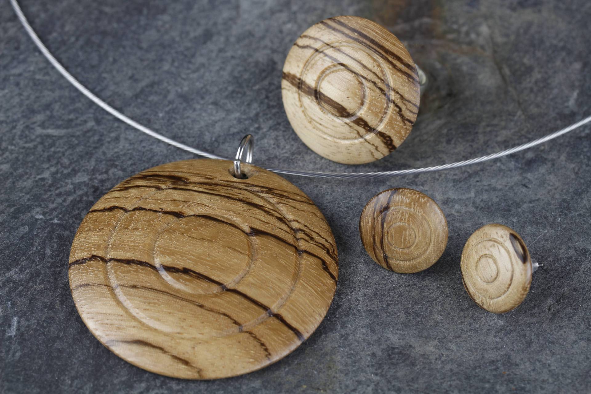 Zebrano Schmuck | Holzschmuck Handgefertigtes Schmuckset Nachhaltiger Naturschmuck Ohrringe Aus Holz Damen Zebrano Schmuck | Holzschmuck Handgefertigtes Schmuckset Nachhaltiger Naturschmuck Ohrringe Aus Holz Damen von Geduldspielmann
