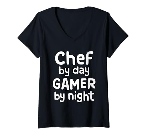 Damen Chef von Day Gamer by Night T-Shirt mit V-Ausschnitt Damen Chef von Day Gamer by Night T-Shirt mit V-Ausschnitt von Geek Mode Activated Threads