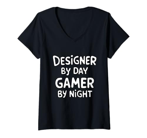 Damen Designer by Day Gamer by Night T-Shirt mit V-Ausschnitt Damen Designer by Day Gamer by Night T-Shirt mit V-Ausschnitt von Geek Mode Activated Threads