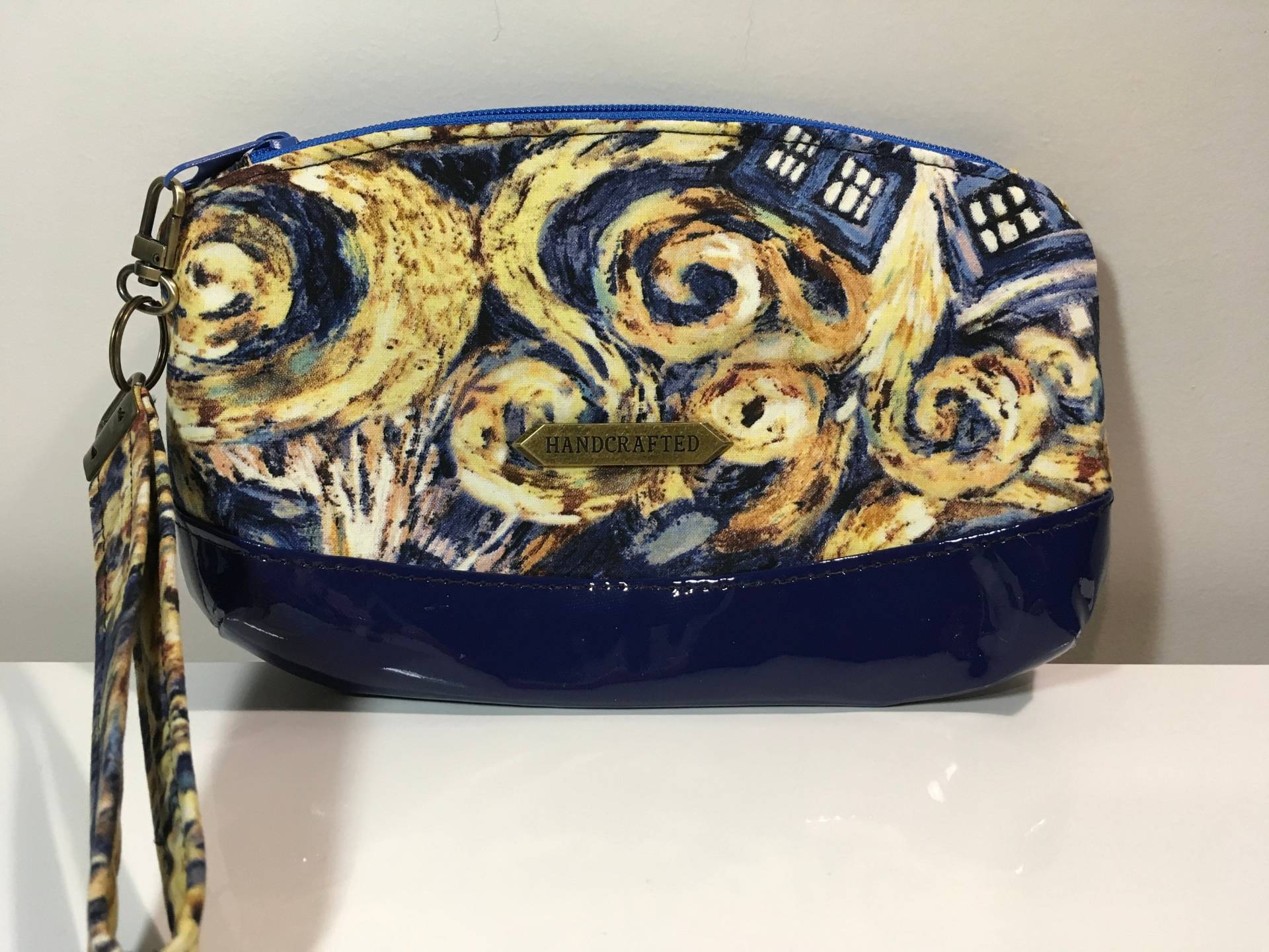 Niedliche Dr Who Inspirierte & Handgemachte Clutch Federmäppchen Oder Schminktasche. Van Goh Und Tardis Dalek Weihnachtsgeschenk Niedliche Dr Who Inspirierte & Handgemachte Clutch Federmäppchen Oder Schminktasche. Van Goh Und Tardis Dalek Weihnachtsgeschenk von GeekChicOz