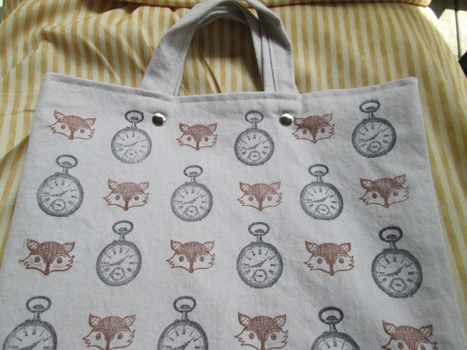 Fuchs Tragetasche Handgestempelter Baumwoll-Denim Mit Uhren Und Fuchsmotiv von GeekierThanThou