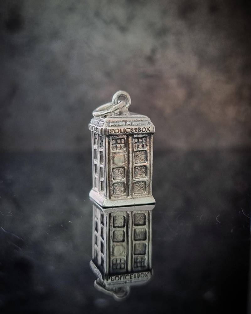 Fan Art T.a.r.d.i.s. Silberne Halskette Fan Art T.a.r.d.i.s. Silberne Halskette von Geekonista
