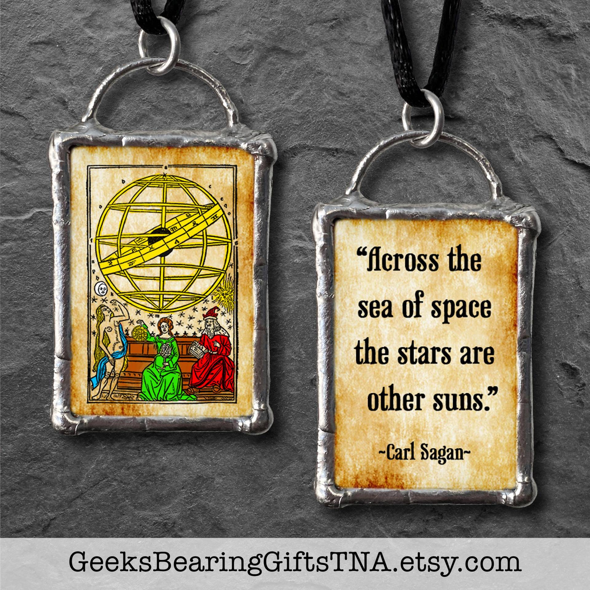 Across The Sea Of Stars...gelöteter Glasanhänger Mit Carl Sagan Zitat Von Geeks Bearing Gift Across The Sea Of Stars...gelöteter Glasanhänger Mit Carl Sagan Zitat Von Geeks Bearing Gift von GeeksBearingGiftsTNA