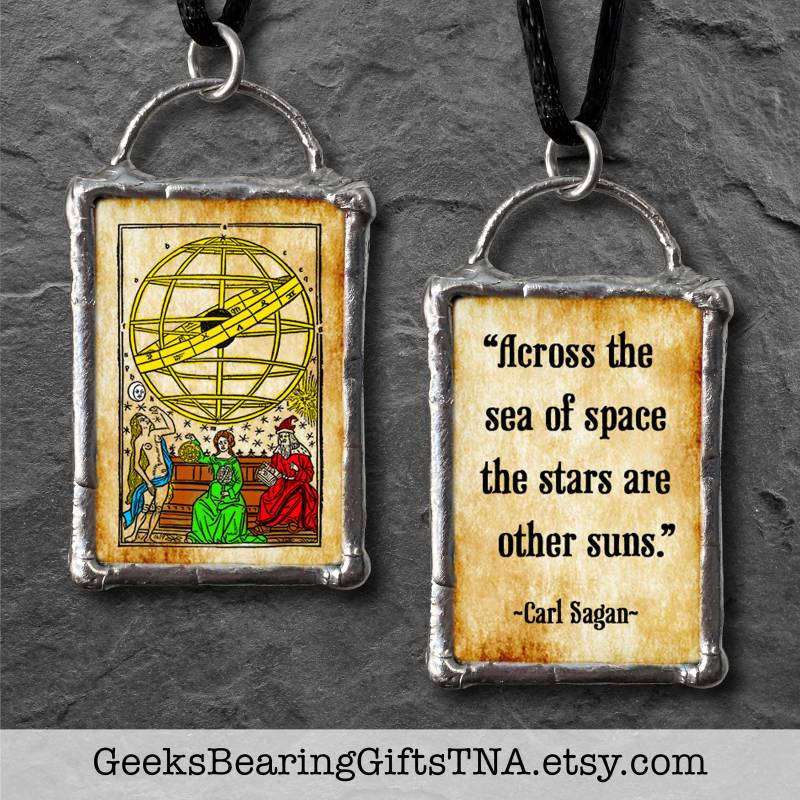 Across The Sea Of Stars...gelöteter Glasanhänger Mit Carl Sagan Zitat Von Geeks Bearing Gift Across The Sea Of Stars...gelöteter Glasanhänger Mit Carl Sagan Zitat Von Geeks Bearing Gift von GeeksBearingGiftsTNA