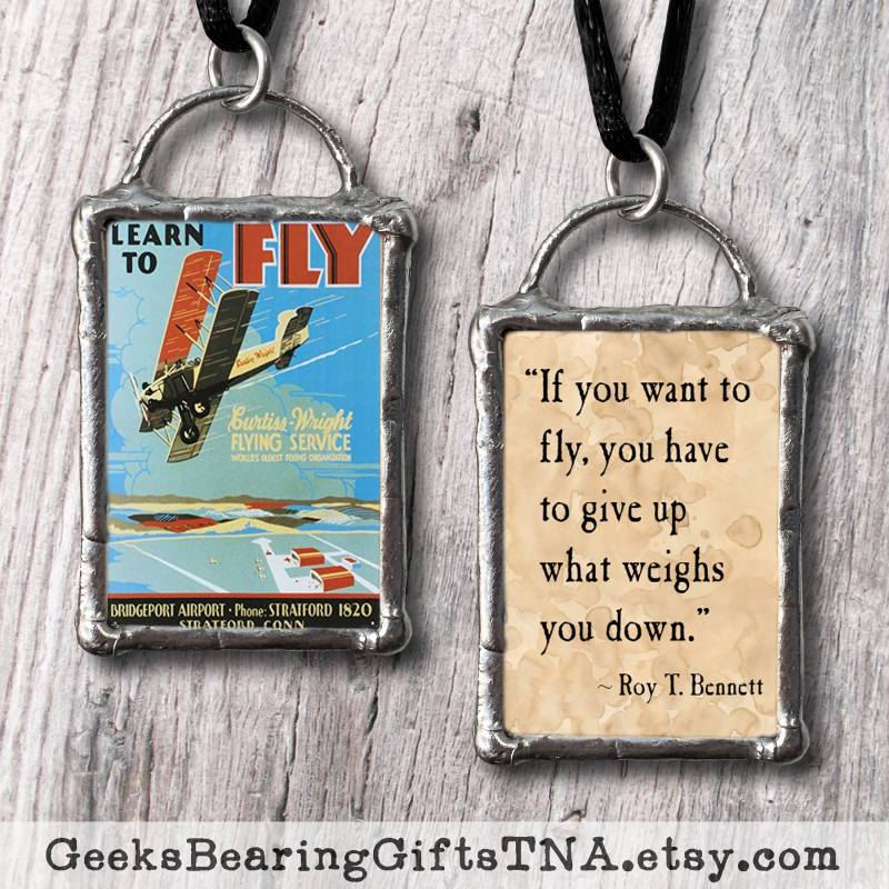 Anhänger Mit Vintage "Learn To Fly" Poster Auf Der Vorderseite Und Inspirierendem Zitat Rückseite." Anhänger Mit Vintage "Learn To Fly" Poster Auf Der Vorderseite Und Inspirierendem Zitat Rückseite." von GeeksBearingGiftsTNA