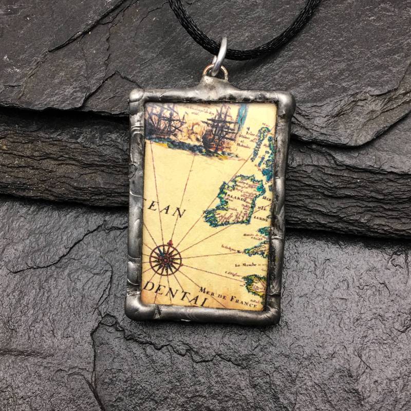 Antique Map Anhänger Mit Einem Zitat Auf Der Rückseite. Von Geeks Bearing Geschenke Antique Map Anhänger Mit Einem Zitat Auf Der Rückseite. Von Geeks Bearing Geschenke von GeeksBearingGiftsTNA