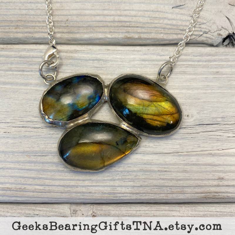 Dreifach Labradorit Anhänger Mit Versilberter Geflochtener Kette von GeeksBearingGiftsTNA