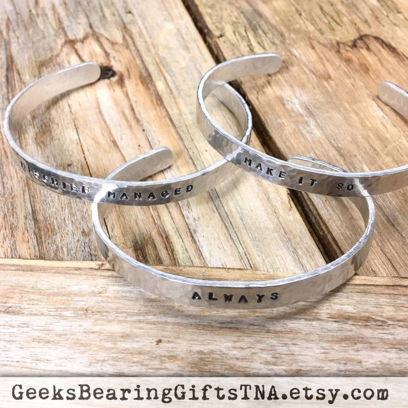 Handgehämmert Und Gestempelt 1/4 Zoll Benutzerdefinierte Aluminium Manschette Armbänder | Sans Serif Font von GeeksBearingGiftsTNA