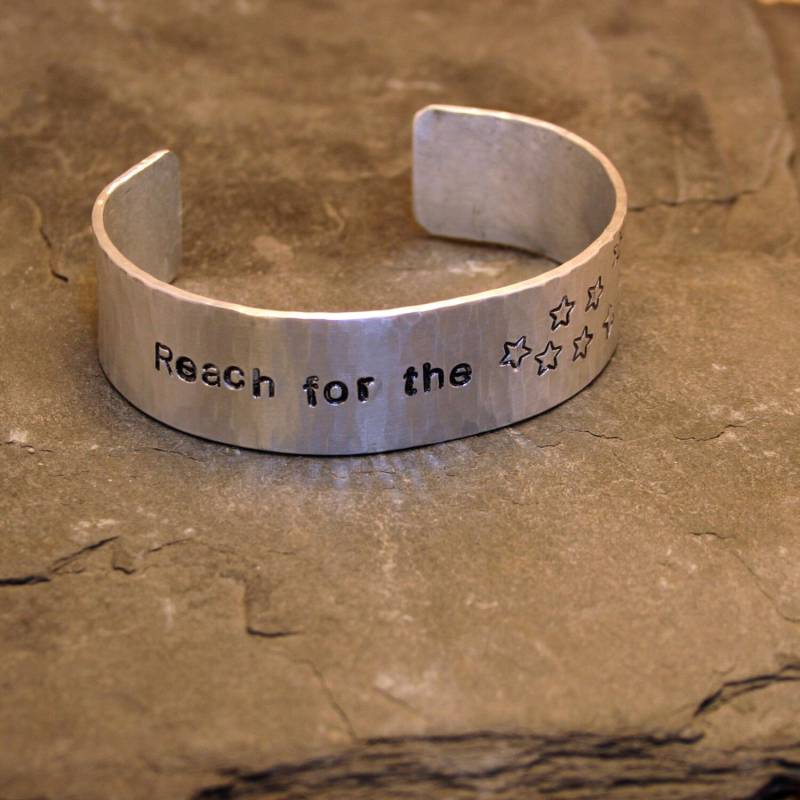 Handgehämmerter, Handgestempelter Armreif Aus Aluminium "Reach For The Stars" von GeeksBearingGiftsTNA