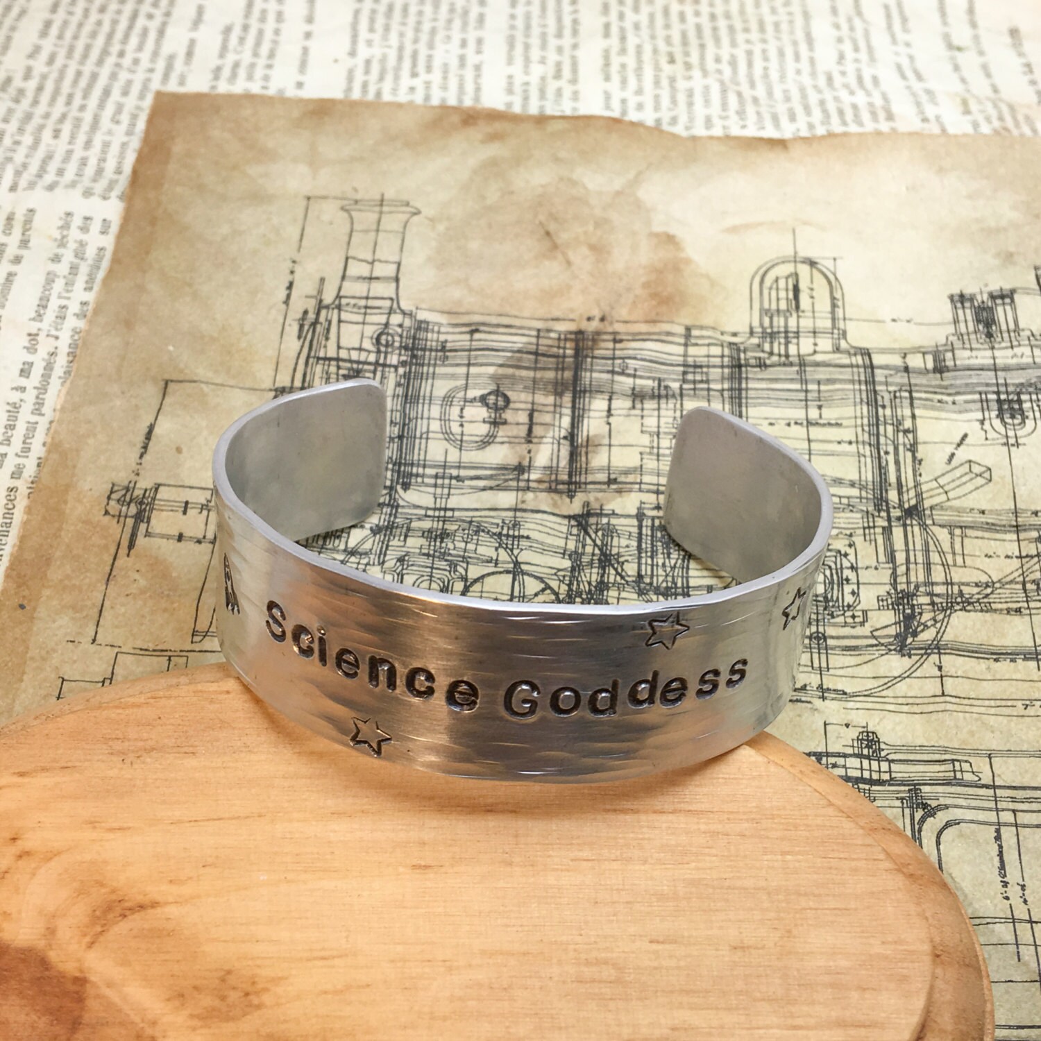 "Handgehämmerter Und Handgestempelter Armreif Aus Aluminium "Science Goddess" | Wissenschaftsgöttin" "Handgehämmerter Und Handgestempelter Armreif Aus Aluminium "Science Goddess" | Wissenschaftsgöttin" von GeeksBearingGiftsTNA