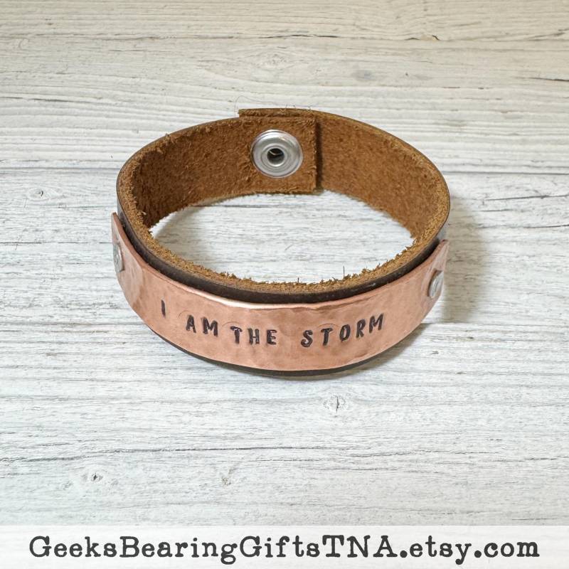 I Am The Storm, Gehämmertes Kupfer - Und Lederarmband Mit Inspirierendem Zitat I Am The Storm, Gehämmertes Kupfer - Und Lederarmband Mit Inspirierendem Zitat von GeeksBearingGiftsTNA