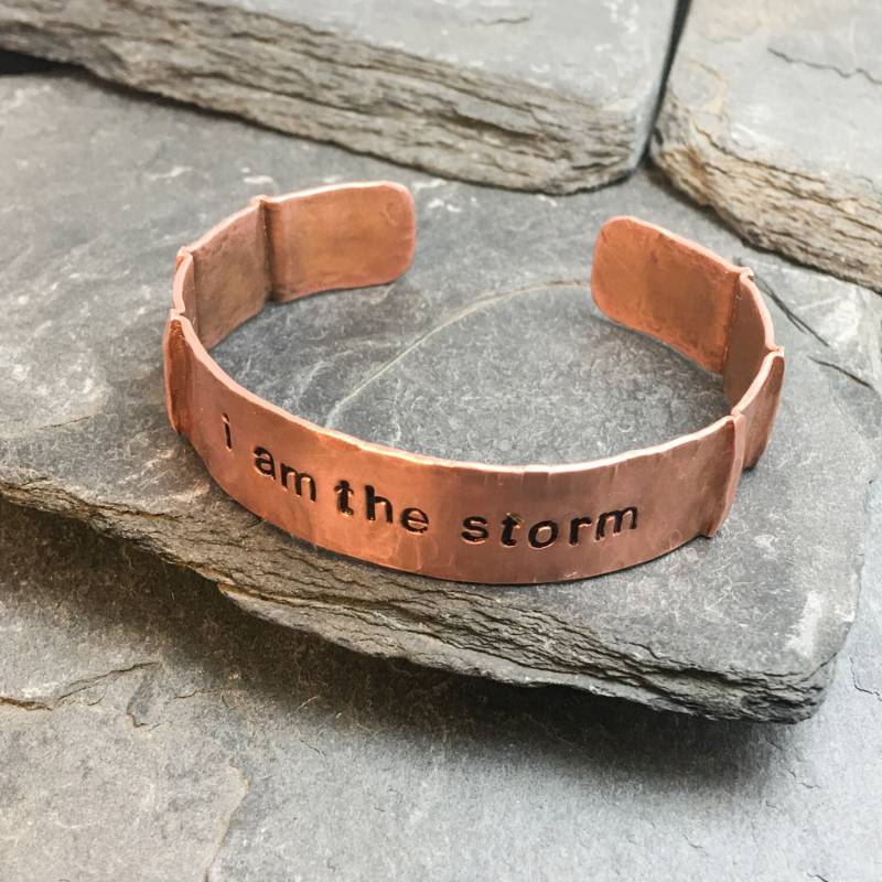 I Am The Storm, Gehämmertes Kupferarmband Mit Inspirierendem Zitat von GeeksBearingGiftsTNA