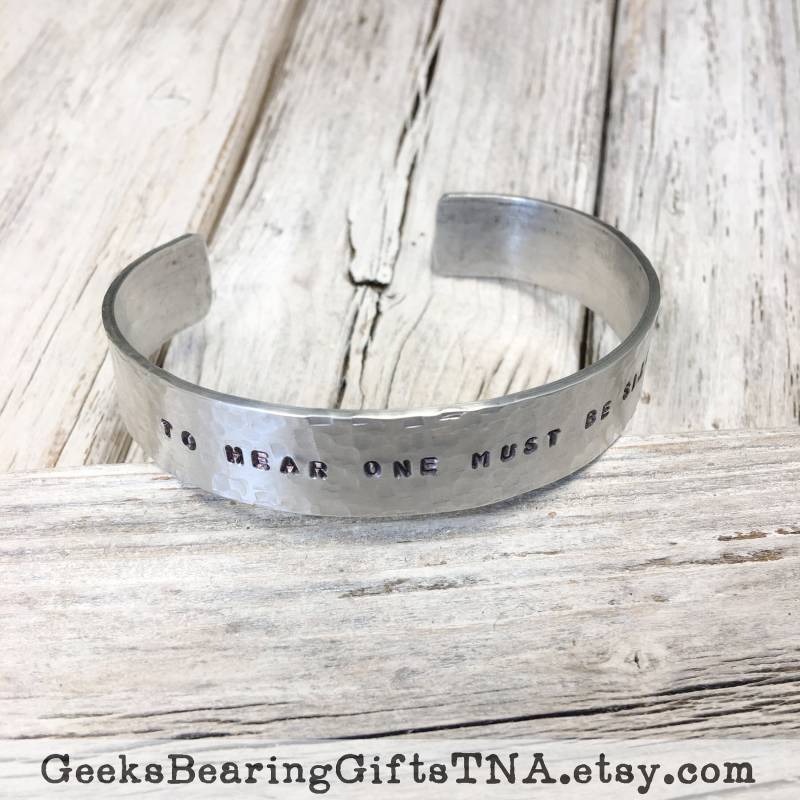 To Hear One Must Be Silent...gehämmert Aluminium Armreif Mit Ursula Leguin Zitat Von Geeks Bearing Geschenke To Hear One Must Be Silent...gehämmert Aluminium Armreif Mit Ursula Leguin Zitat Von Geeks Bearing Geschenke von GeeksBearingGiftsTNA