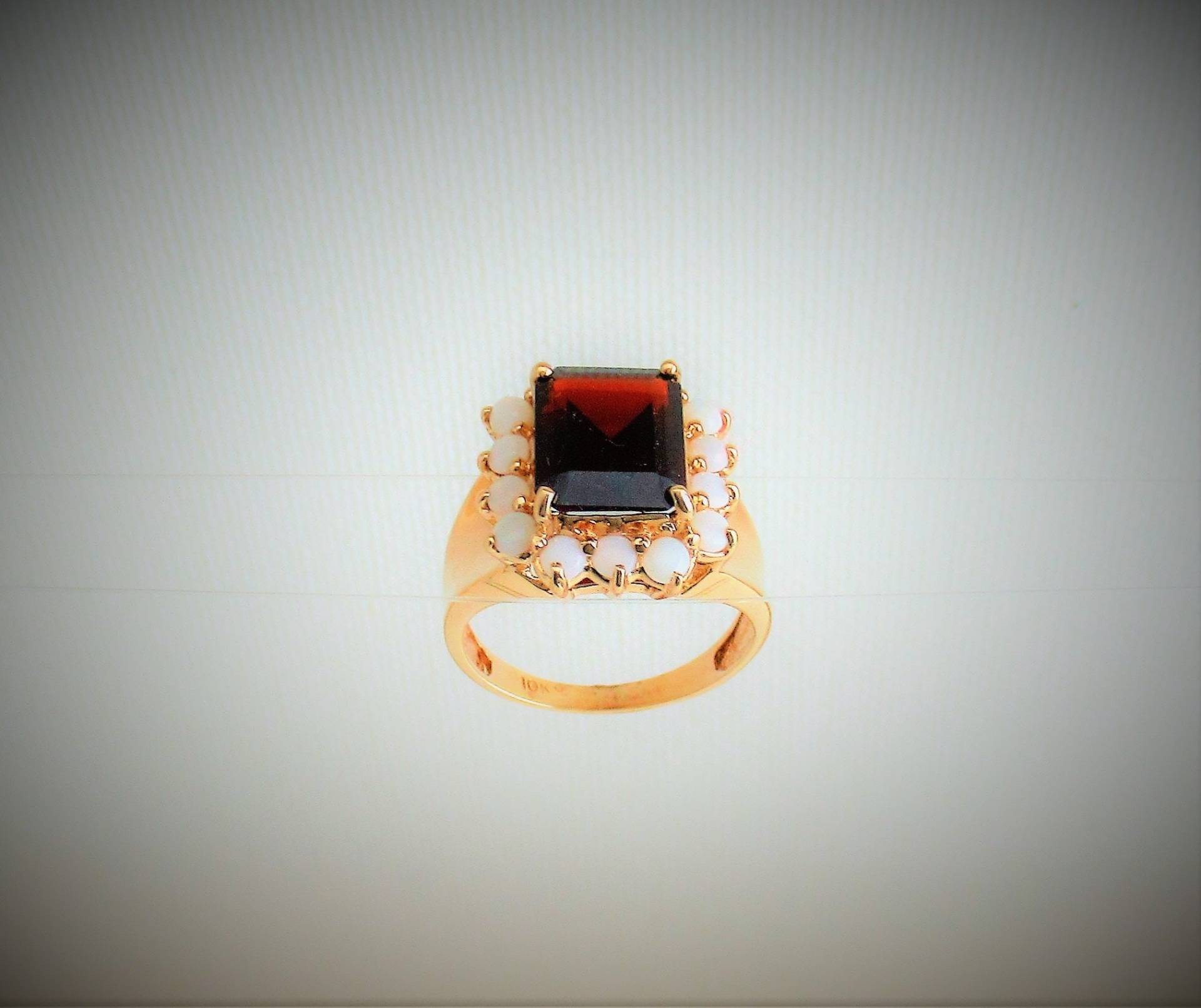 Große 8mmx10mm, Die Natürliche Smaragdschliff Granat Mit 3mm Opal Halo Gold Ring Große 8mmx10mm, Die Natürliche Smaragdschliff Granat Mit 3mm Opal Halo Gold Ring von Geligems