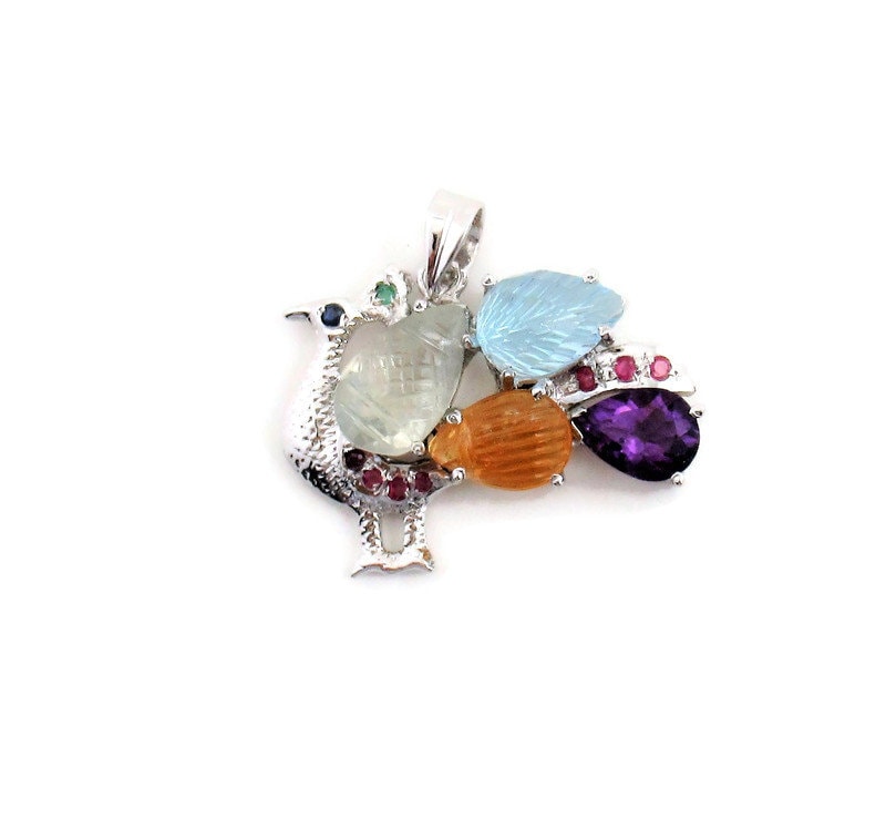 Natürliche Multi Edelstein Hand Geschnitzt Pfau Art Deco Sterling Silber Anhänger von Geligems