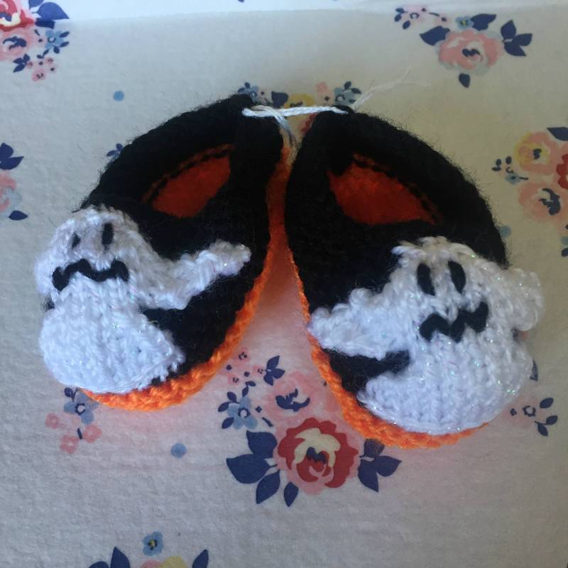 Baby Geist Schuhe, Halloween Slip On Schwarze Und Orange Kostüm von GellyBeanaHandknits