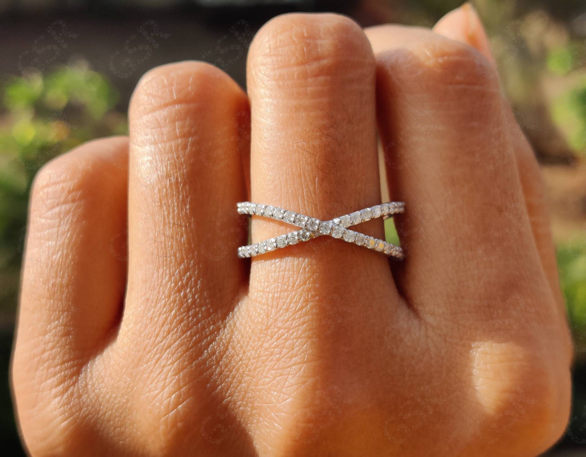 Criss Cross Rund Moissanit Eternity Band/X Ehering Minimal Ring Form Überlappend Zierlicher Criss Cross Rund Moissanit Eternity Band/X Ehering Minimal Ring Form Überlappend Zierlicher von GelsonStackingRings