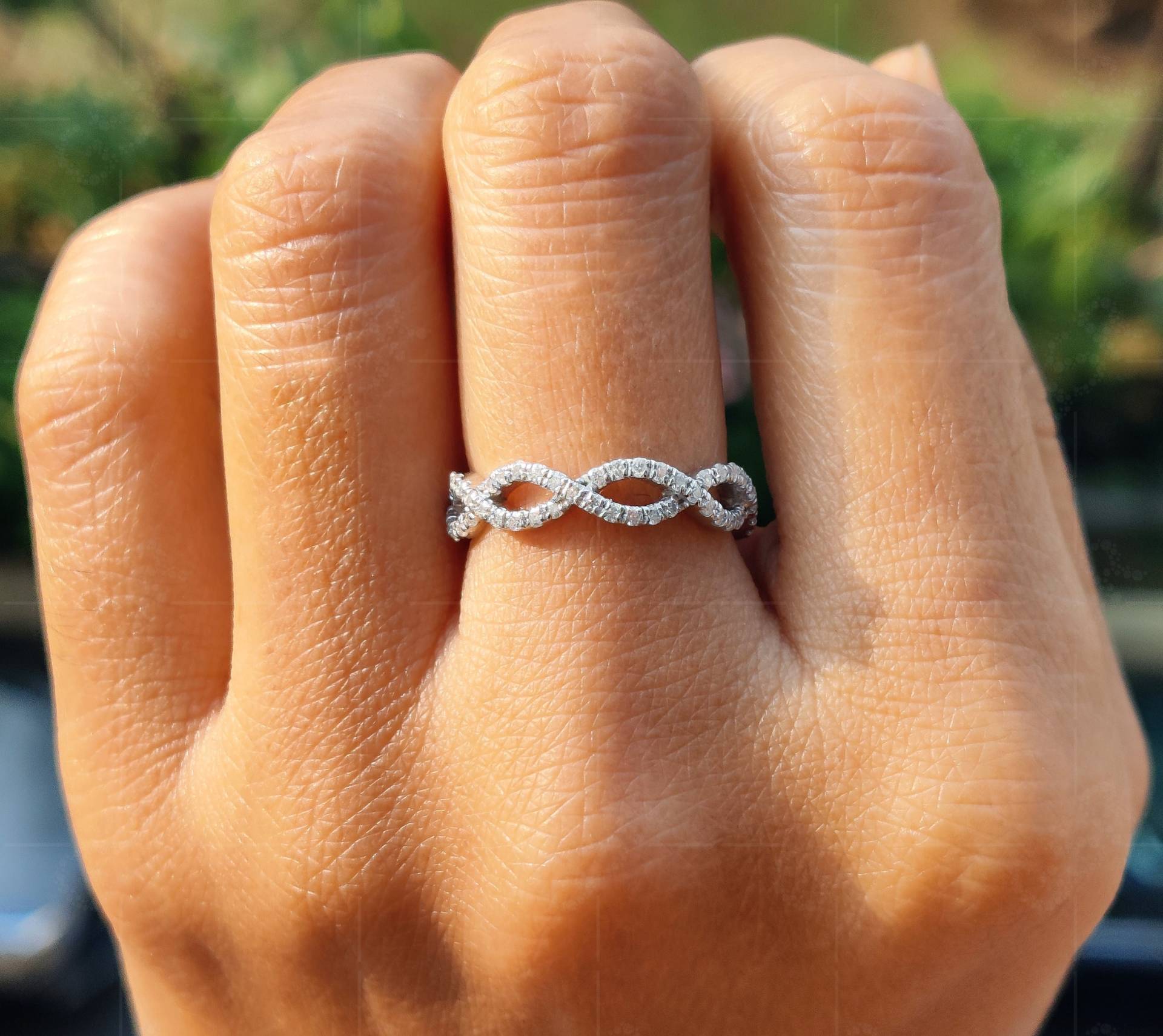Infinity Twist Lab Diamant Ehering - Stapelbarer 14K Gold Criss Cross Cvd Eternity Band Für Frauen Infinity Twist Lab Diamant Ehering - Stapelbarer 14K Gold Criss Cross Cvd Eternity Band Für Frauen von GelsonStackingRings
