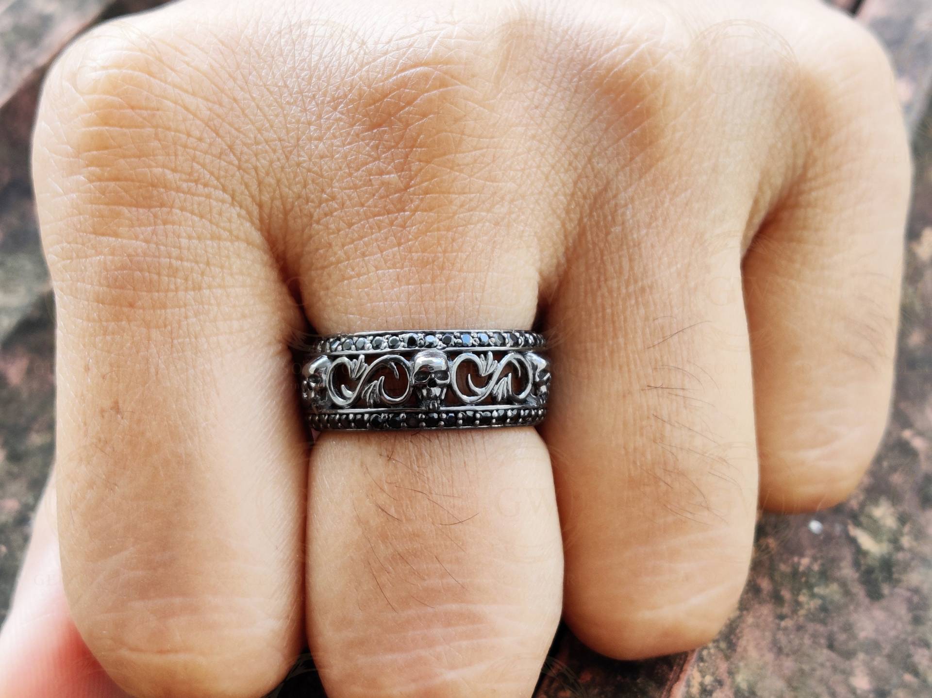 8 Mm Breit Floral Einzigartiger Gothic Totenkopf Ehering, Moissanite Diamant Silber Ring, 2 Reihen Jubiläumsring, Natur Inspiriert Eternity Band von GelsonWorld