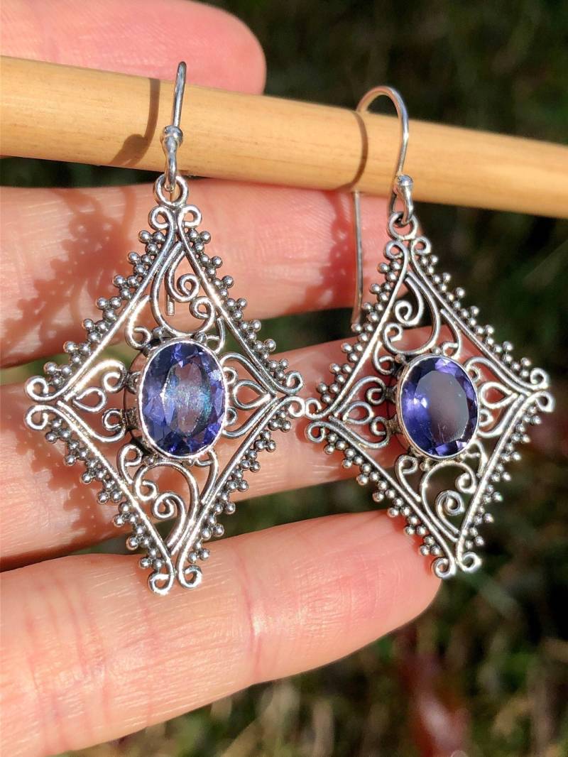 Facettierte Iolith Ohrringe, Lila Blau Edelstein Schmuck, Filigrane Handgefertigte Sterling Silber, Lange Ohrringe Diamant Form Einzigartig von GemAndIJewellery