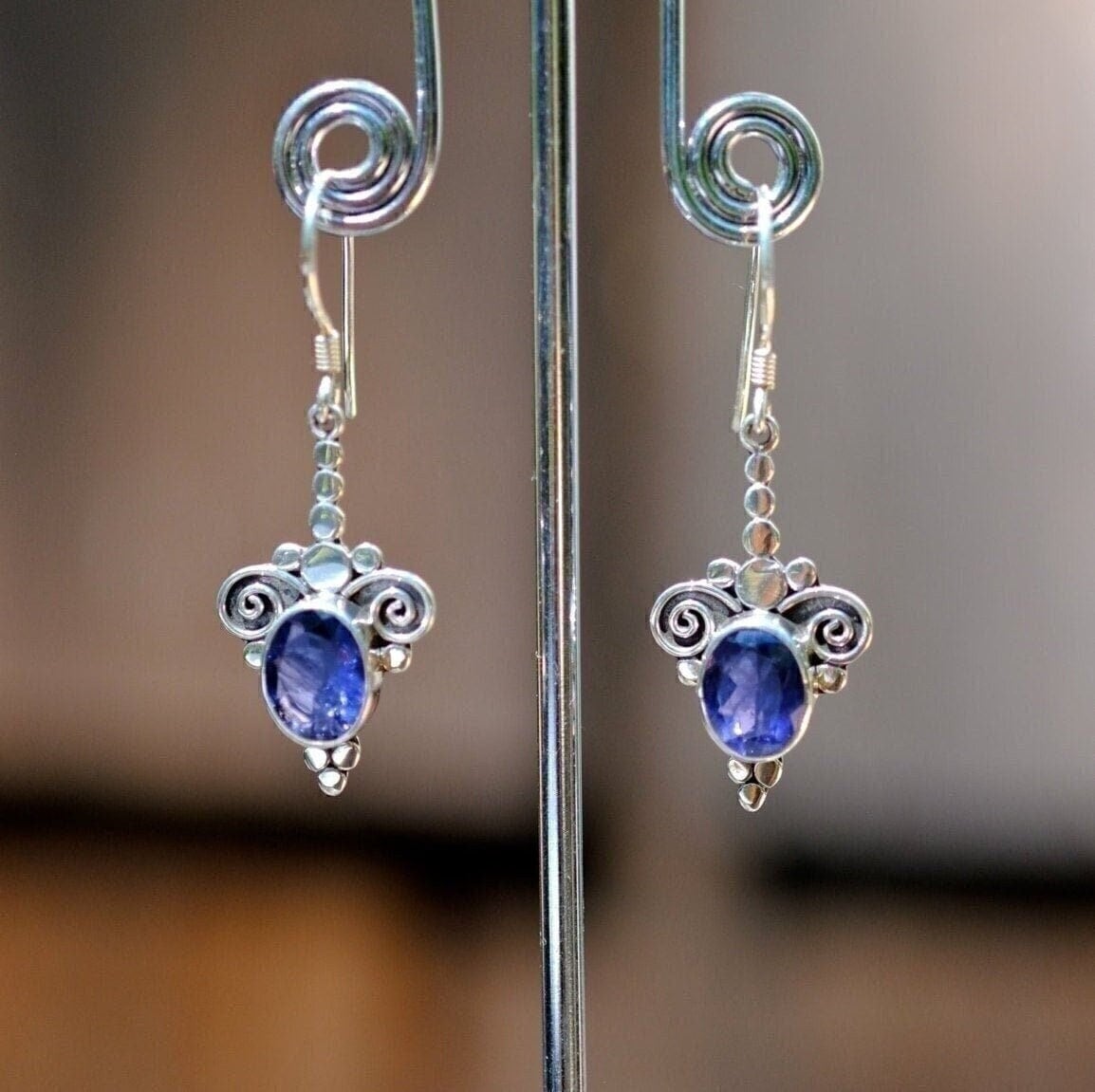 Lange Iolith Ohrringe, Facettierter Lila Violetter Edelstein, Lange Ovale Tropfen, Facettenstein Sterling 925, Granulation Und Spiraldesign von GemAndIJewellery