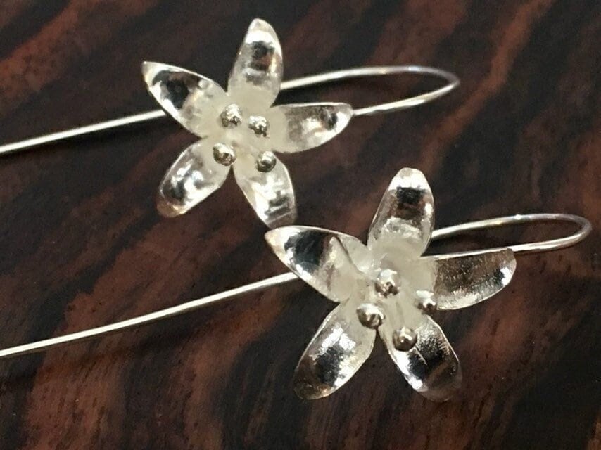Lange Silber Blumen Ohrringe, Sterling Lange Baumeln Blume, Blumen-Design-Ohrring, 925 Blume von GemAndIJewellery