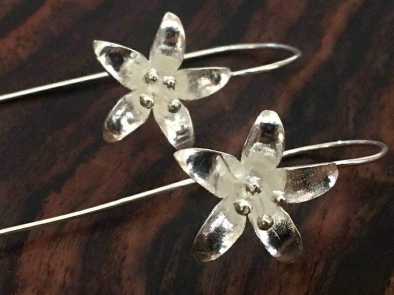 Lange Silber Blumen Ohrringe, Sterling Lange Baumeln Blume, Blumen-Design-Ohrring, 925 Blume Lange Silber Blumen Ohrringe, Sterling Lange Baumeln Blume, Blumen-Design-Ohrring, 925 Blume von GemAndIJewellery