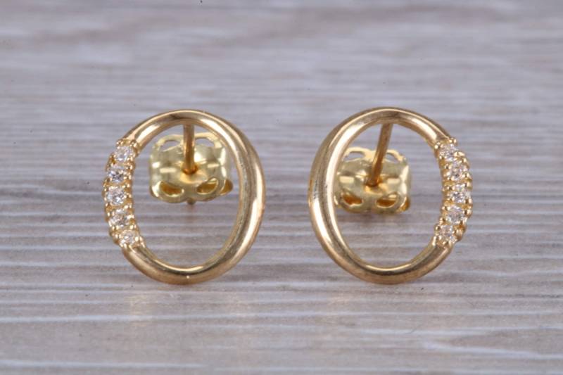 9Ct Gold Oval C Z Ohrstecker von GemArtsCo