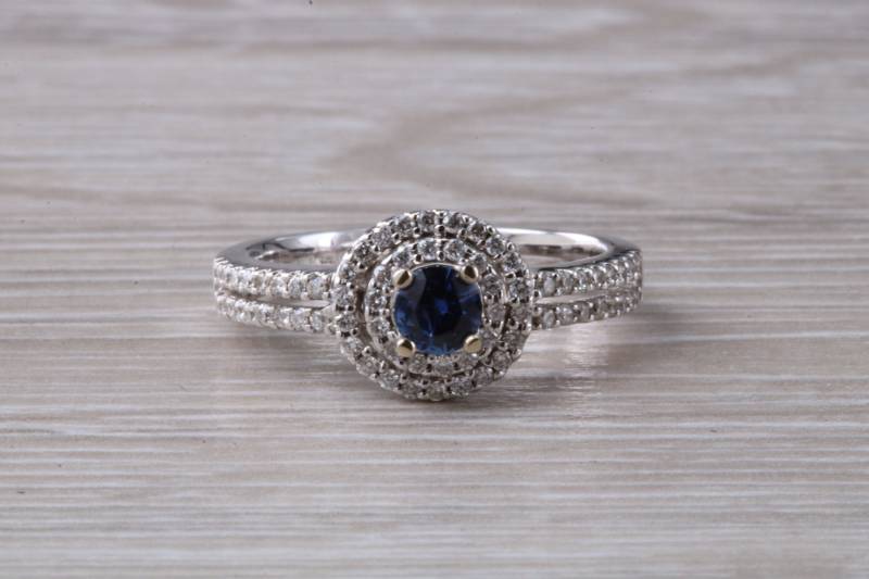 Blauer Saphir Und Doppelter Heiligenschein Gefasster Diamant Ring von GemArtsCo