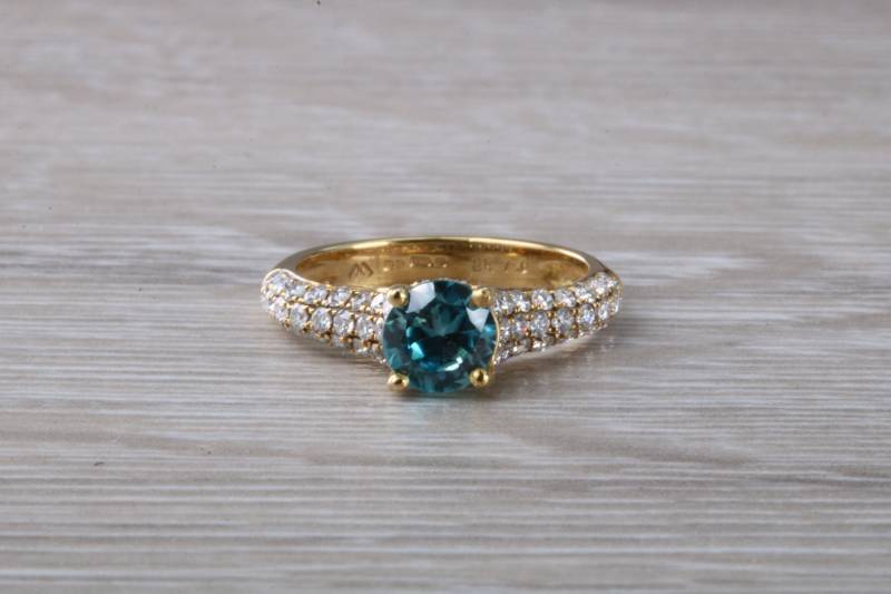 Blauer Zirkon Und Diamant Encrusted 18Ct Gelbgold Ring von GemArtsCo