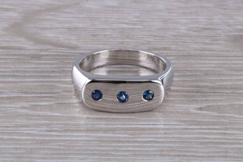 Chunky Signet Ring Set Mit Drei Naturblauen Saphiren von GemArtsCo