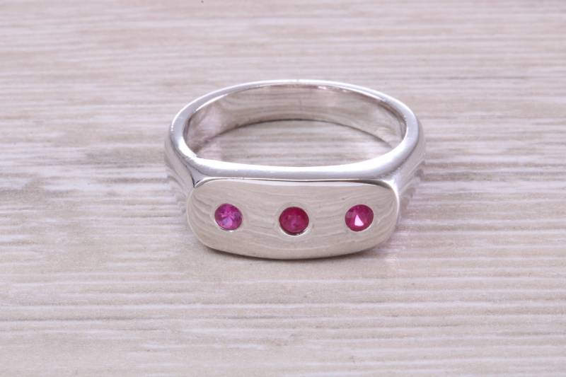 Drei Natürliche Rubinen in Sterling Silber Ring Gesetzt von GemArtsCo