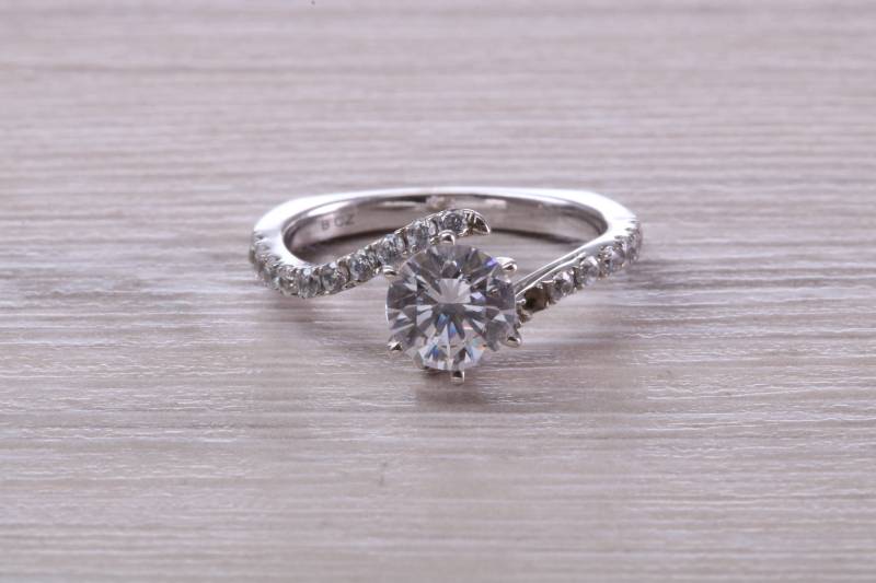 Ein Karat Moissanit Diamant Set Crossover Ring Mit Natürlichem Schultern von GemArtsCo