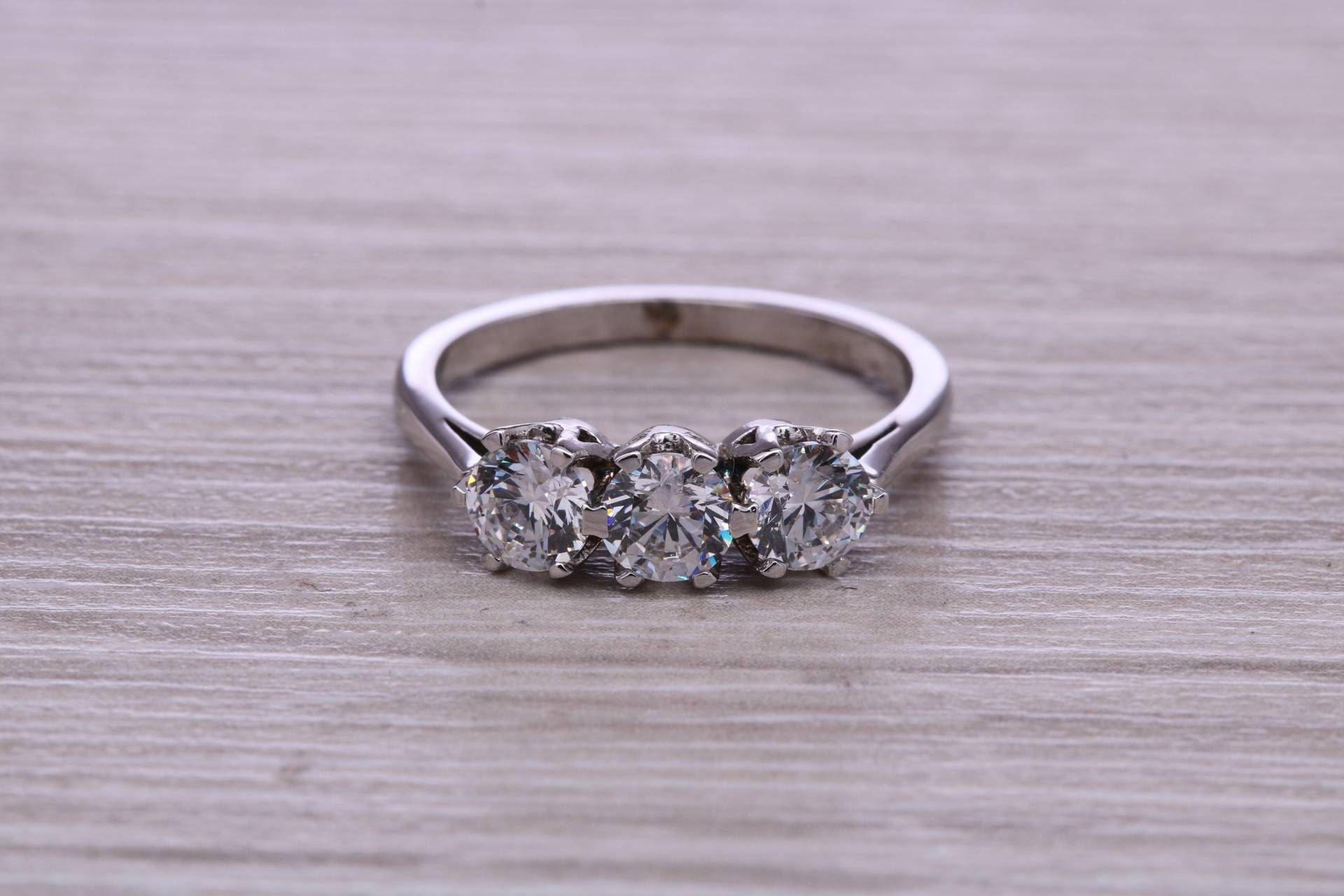 Ein Viertel Karat Trilogy Diamant Set Ring von GemArtsCo