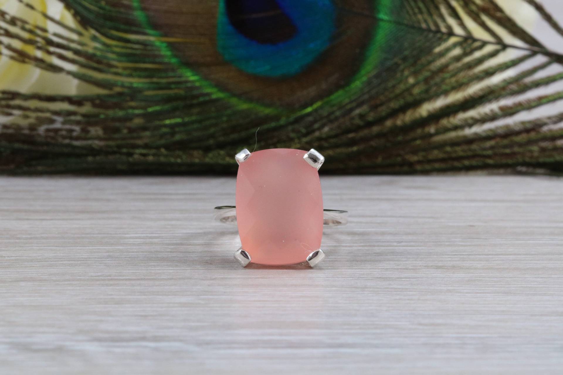 Großer 14 Karat Rosa Chalcedon Set Weißgold Ring von GemArtsCo
