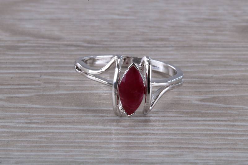 Marquise Geschnittener Rubin Ring von GemArtsCo