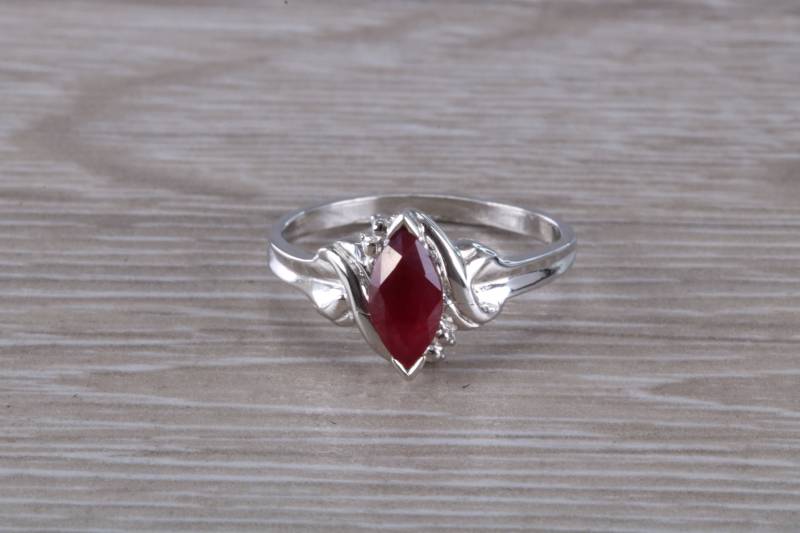 Marquise Geschnittener Rubin Ring Marquise Geschnittener Rubin Ring von GemArtsCo