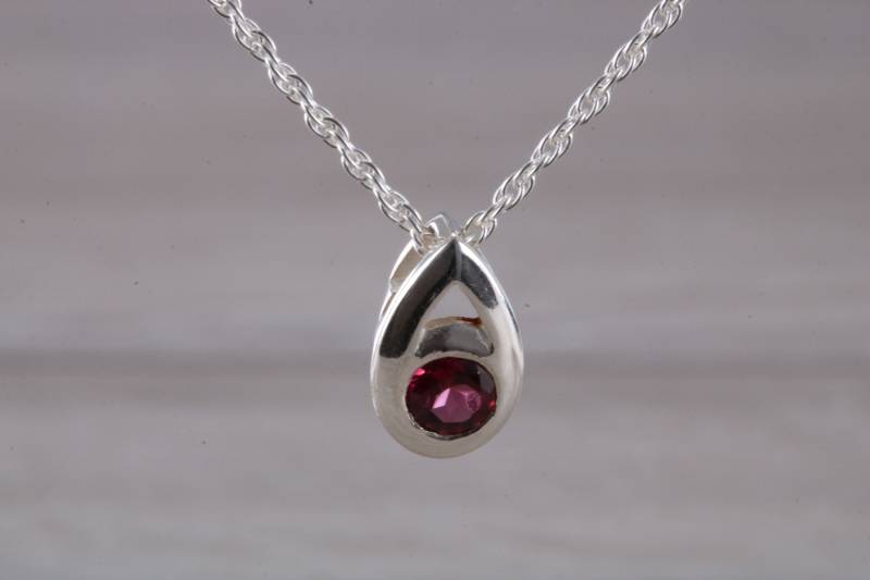 Natürlicher Rhodolith Edelstein Set Silber Halskette Natürlicher Rhodolith Edelstein Set Silber Halskette von GemArtsCo