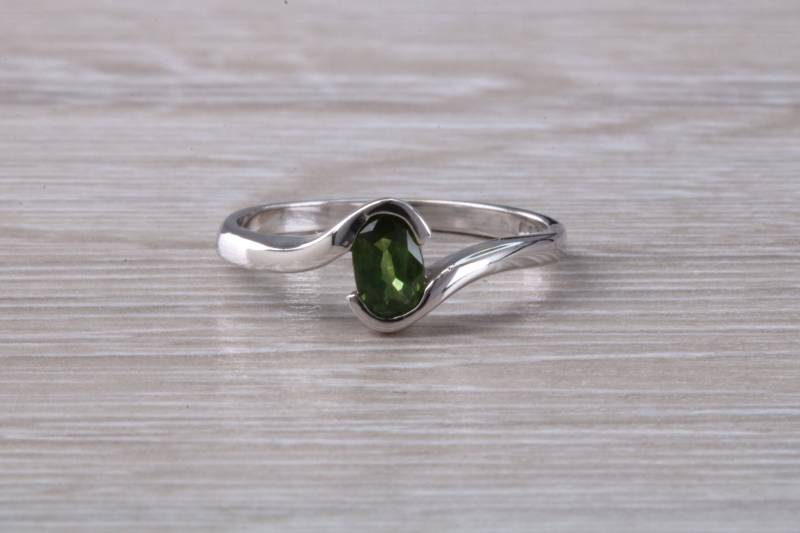 Oval Geschliffener Grüner Saphir Crossover Ring von GemArtsCo