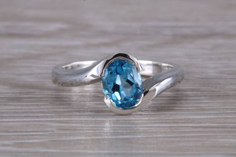 Ovaler Schliff Blautopas Set Crossover Ring von GemArtsCo