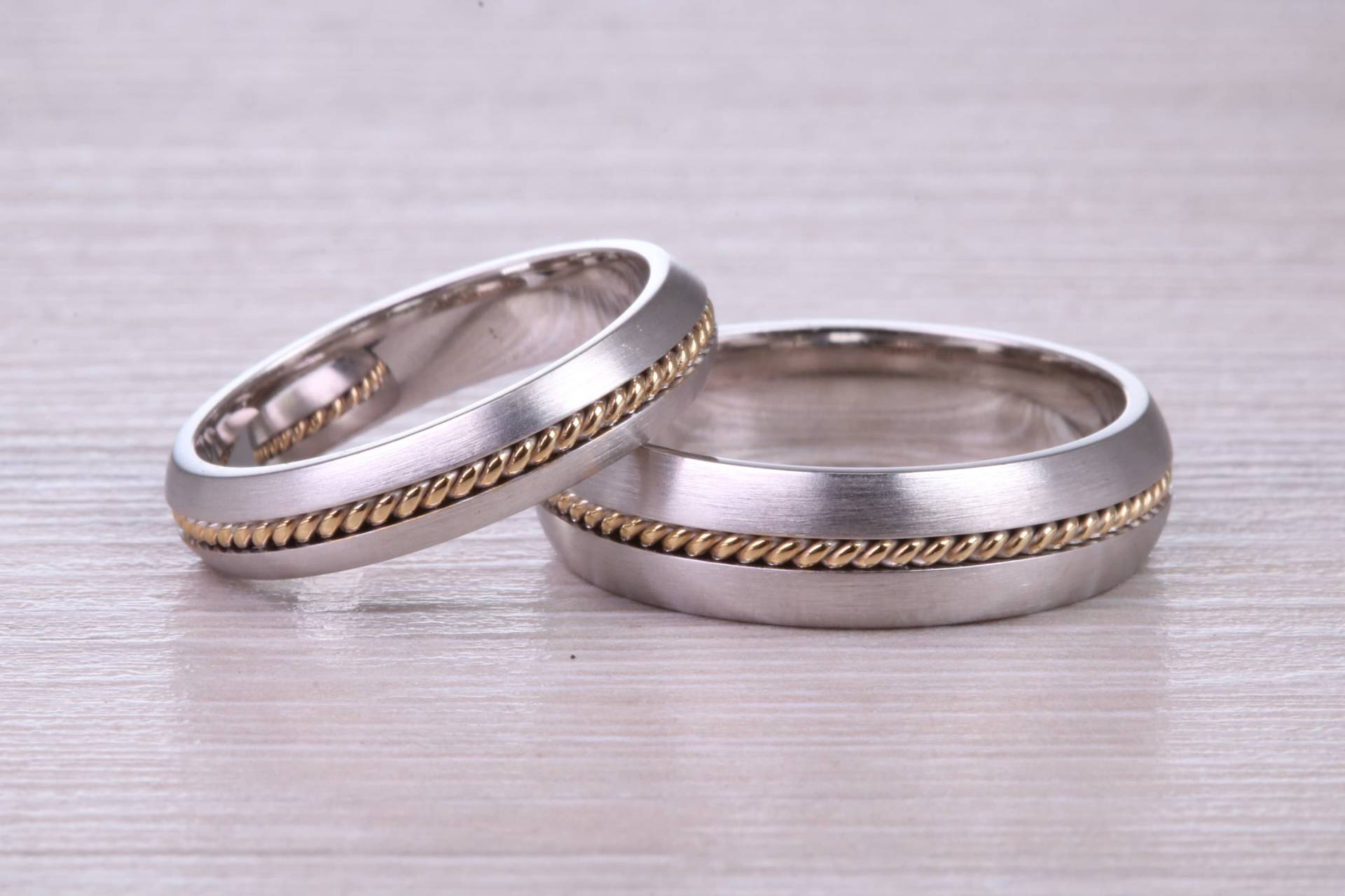 Passende Braut His & Hers 18Ct Weiß Und Gelbgold Hochzeitsband von GemArtsCo