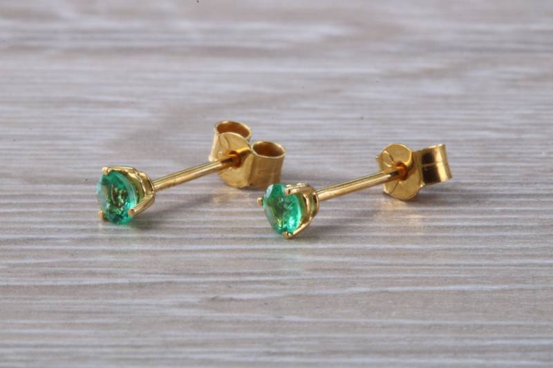 Rundschliff Smaragd Set 18Ct Gelbgold Solitär Ohrringe von GemArtsCo