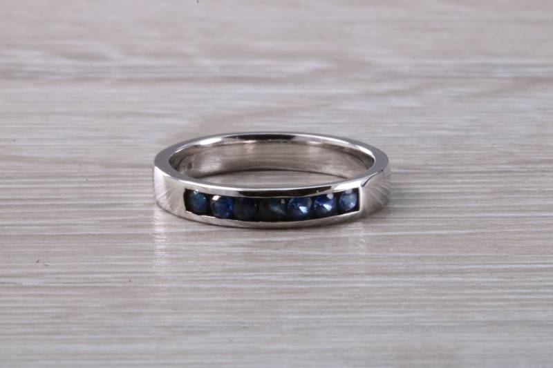 Schlichter Blauer Saphir Eternity Ring von GemArtsCo
